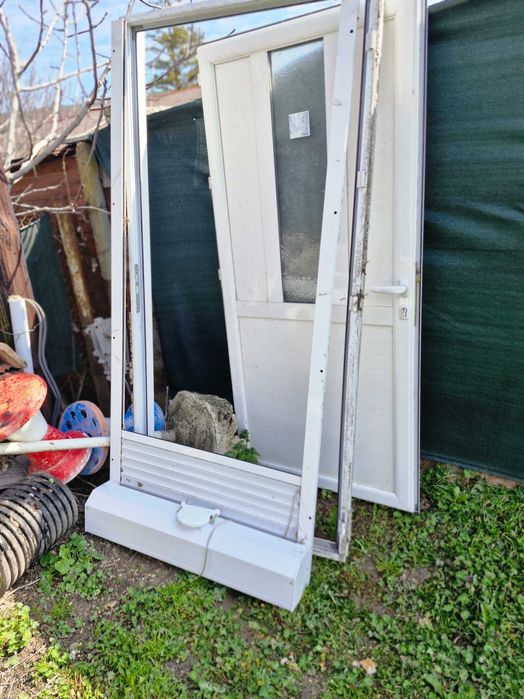 Алуминиева входна врата с ролетна щора