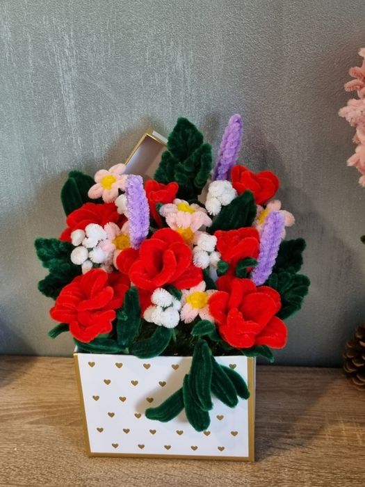 aranjamente florale handmade din sarma plusata (poza este doar de referinta, fiecare aranjament este creat dupa gustul clientului)