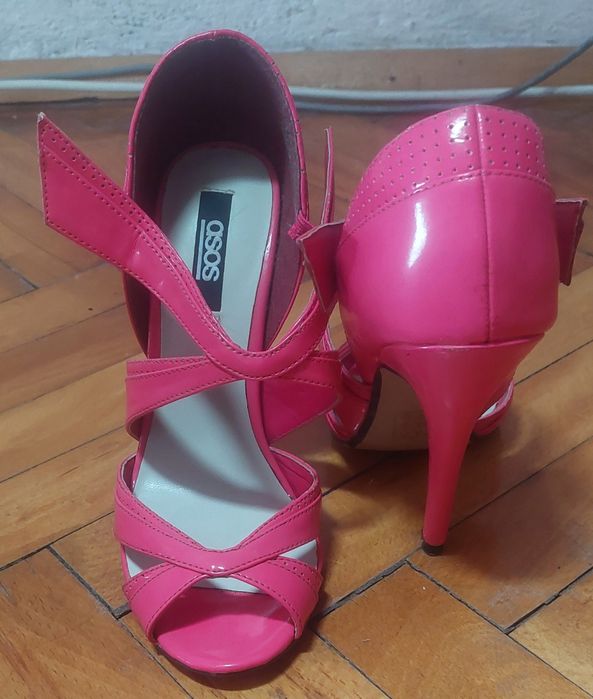 Лачени розови сандали