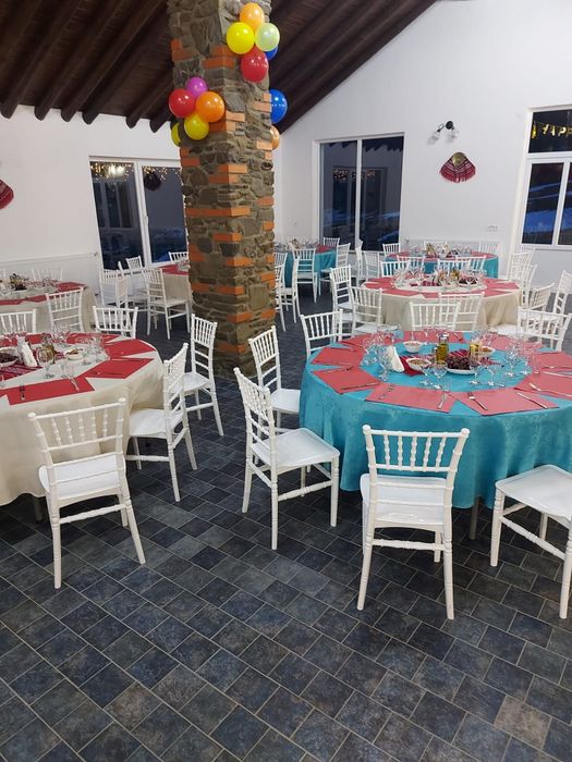 Case teren 2,5ha, restaurant,pensiune investiție,lac cu pesti