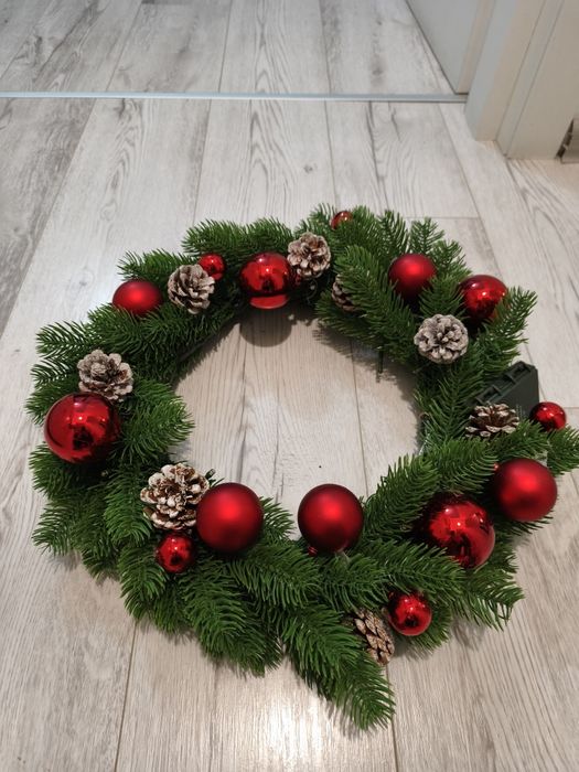 Coronita 40 cm, decorata cu conuri si globuri