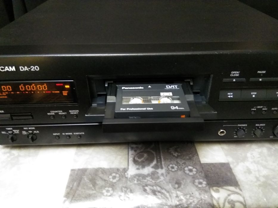 DAT магнитофон Tascam da-20.