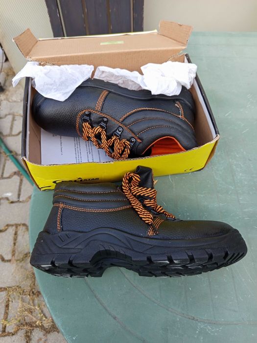 Работни обувки чисто нови.