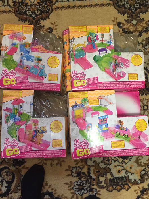 Четыре набора Барби в движении