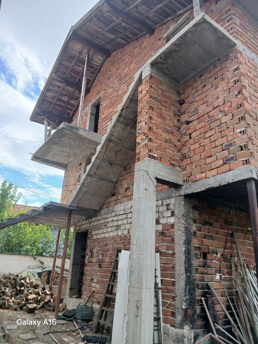 Продавам масивна двуетажна къща