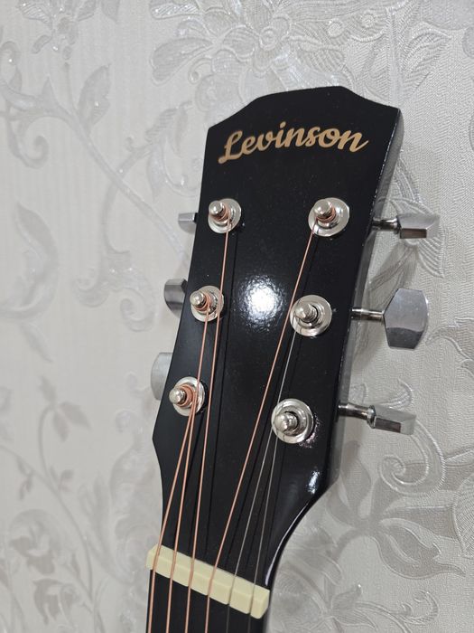Продам гитару Levinson