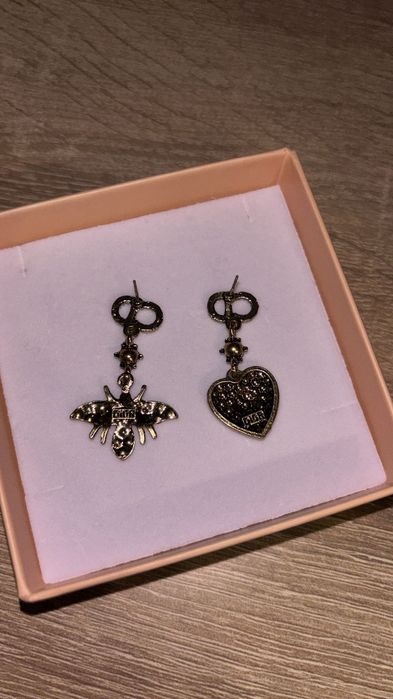 Cercei Christian Dior albinuță + inimioară ( logo ștanțat pe spate )