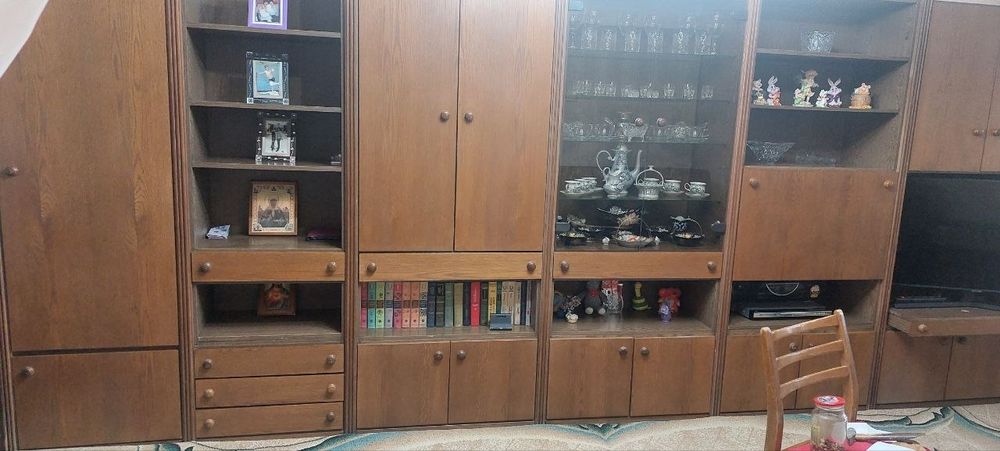 Продаётся прихожка, спальный гарнитур,  германская стенка, стол компью
