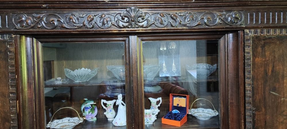 Антикварный шкаф