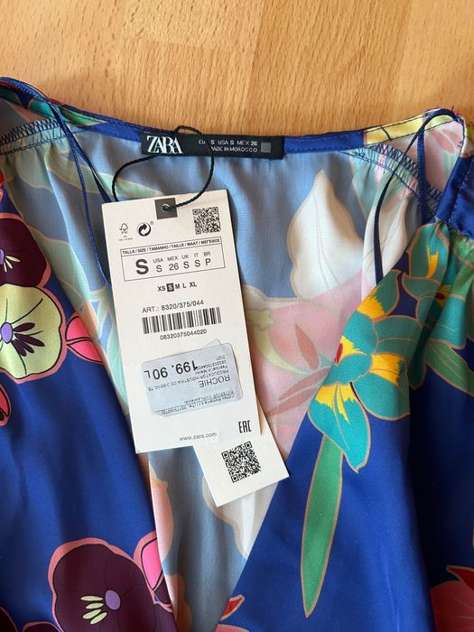 Rochie maxi Zara cu flori aspect satin cu cordon in talie