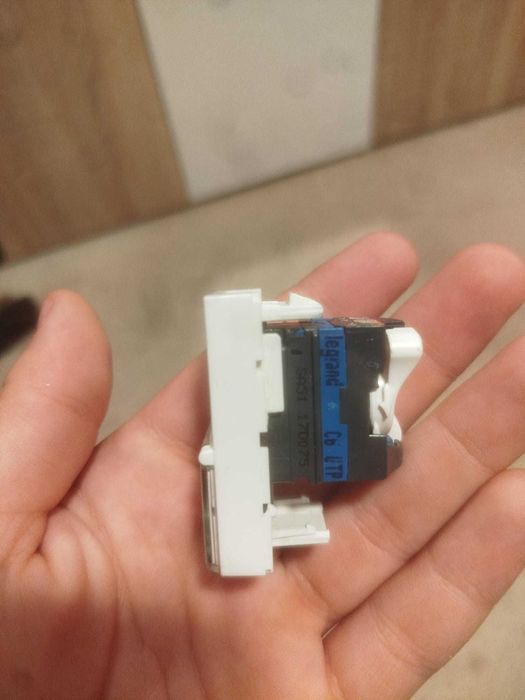 Conector Cat 6 Legrand (REF. 076561]  RJ 45 UTP Alb (300 Buc)