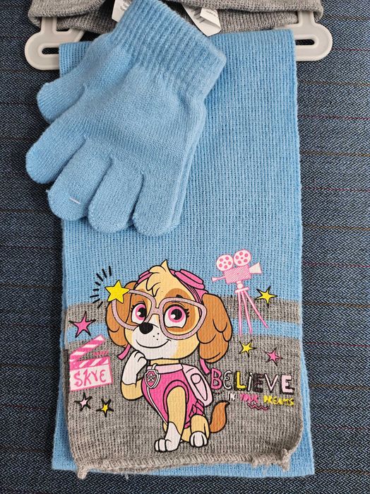 Продавам чисто НОВ комплект (шапка, шал, ръкавици) Paw Patrol - Skye