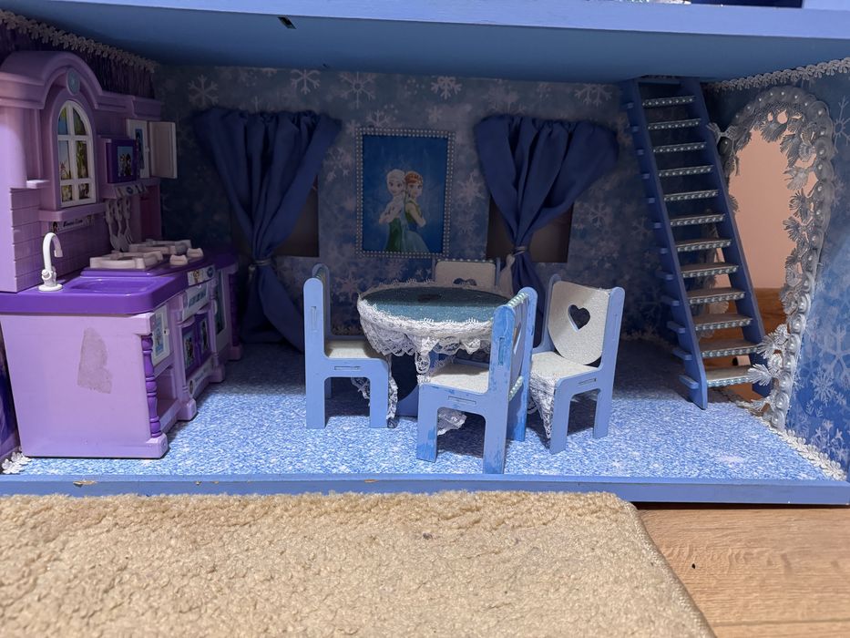 Продам кукольный домик. Деревяный. Высота 1метр.