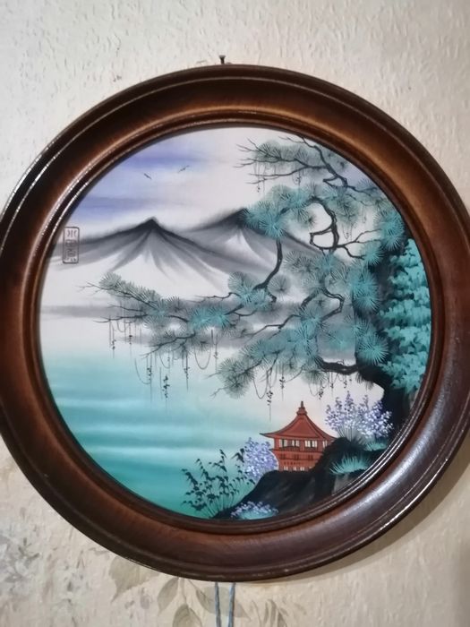 Две круглые картины шелкография.