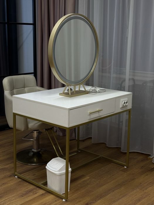 Столик для парихмахера с подсветкой