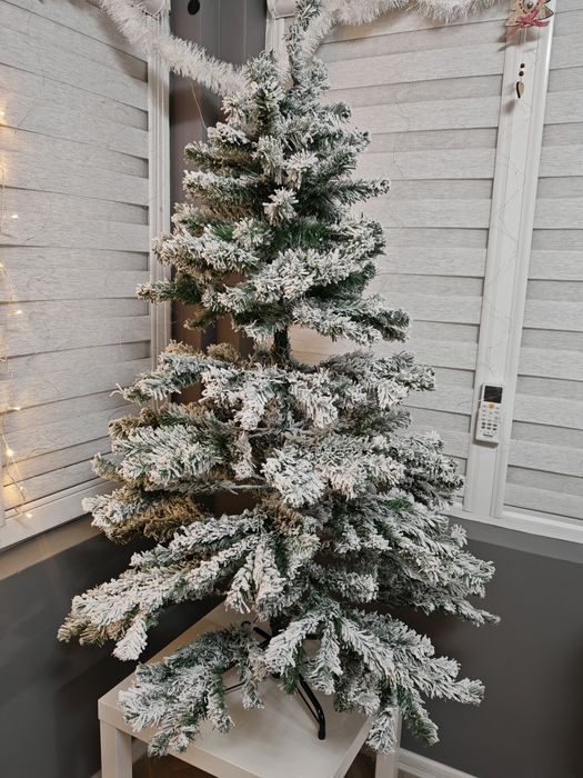 Заснежена Коледна елха