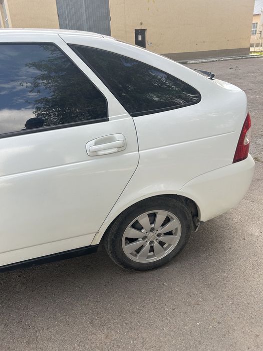 Продам приора машина