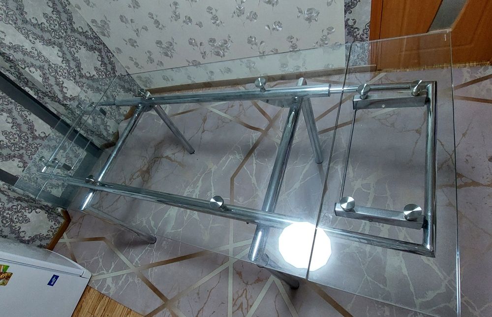 Стол раздвижной, стеклянный