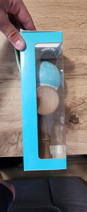 Krom kendama cu ață de rezervă și floubook ,are semnătura lui Monsterkendama.