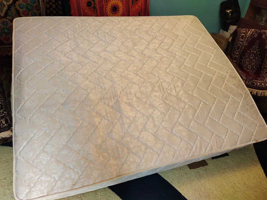 белый матрас хорошего качества