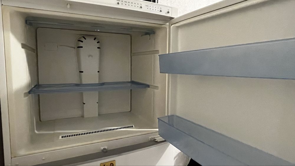 Продам Холодильник на запчасти