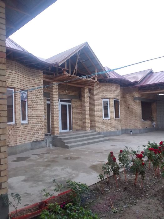 Juda ham pishiq qilib qurilgan uy ichida qishgi basseyn bor