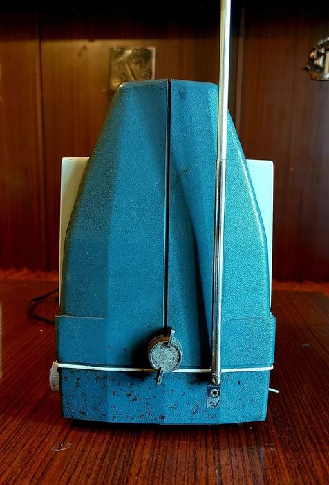 Продавам рядко срещан   Crown преносим стерео плейър STP-80F / FM-AM