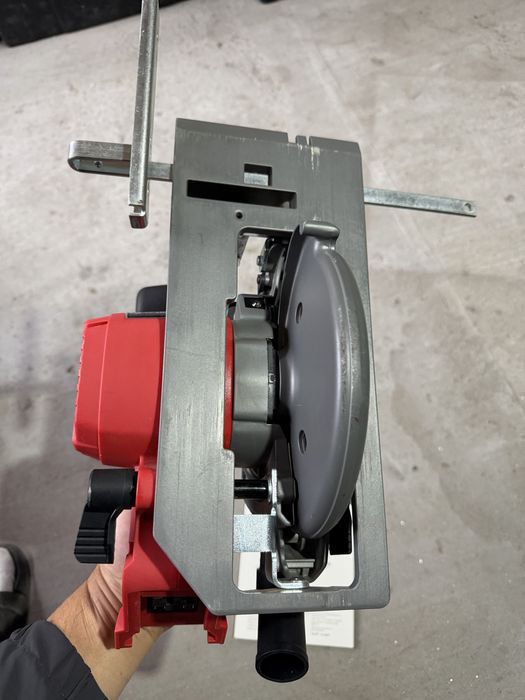 Milwaukee CCS55 ръчен циркуляр