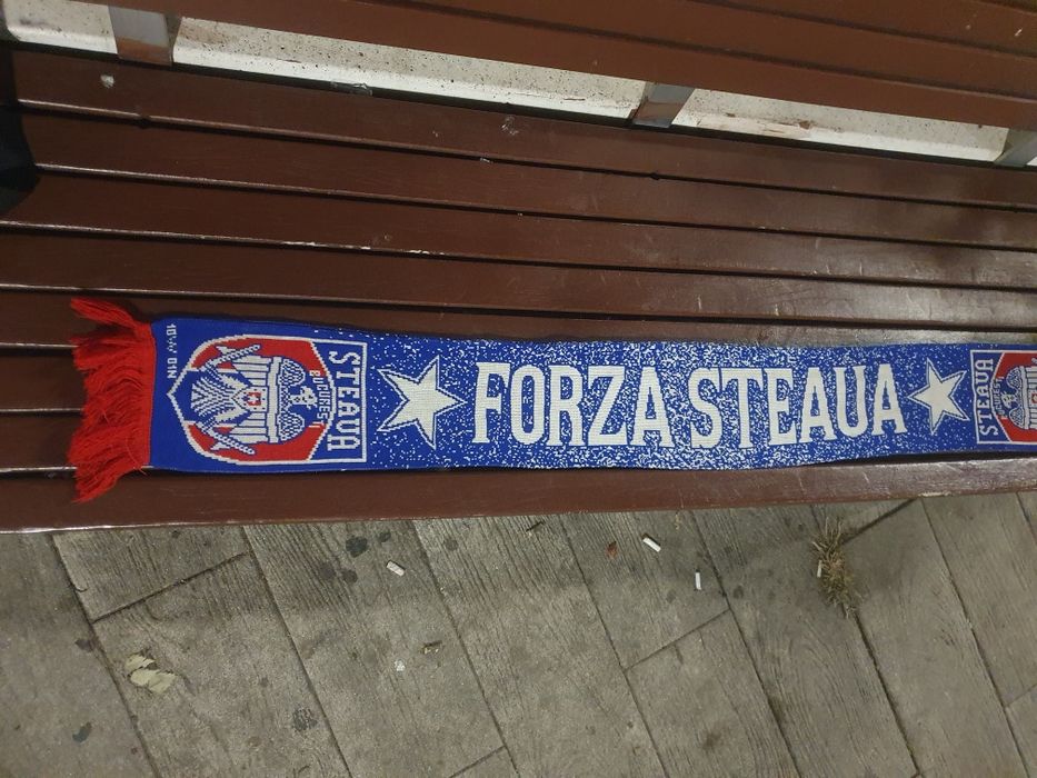 Vând fular Steaua București