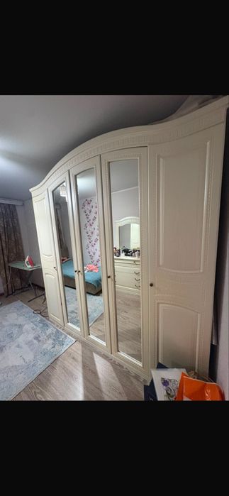 Большой шкаф добротный