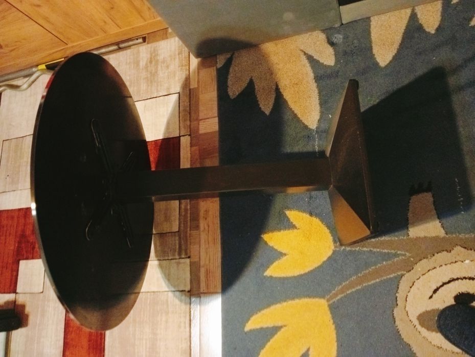 Se vinde. Masa cu picior metalic