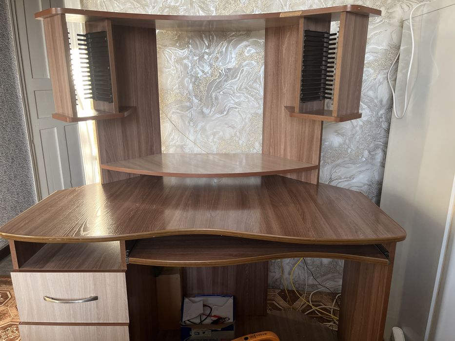 Продам компьютерный стол