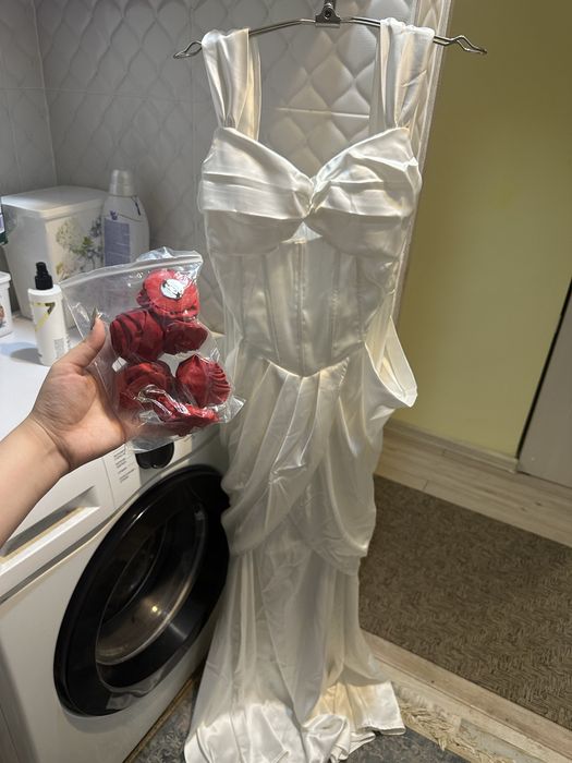 Продам белое платье,ни разу не одевала