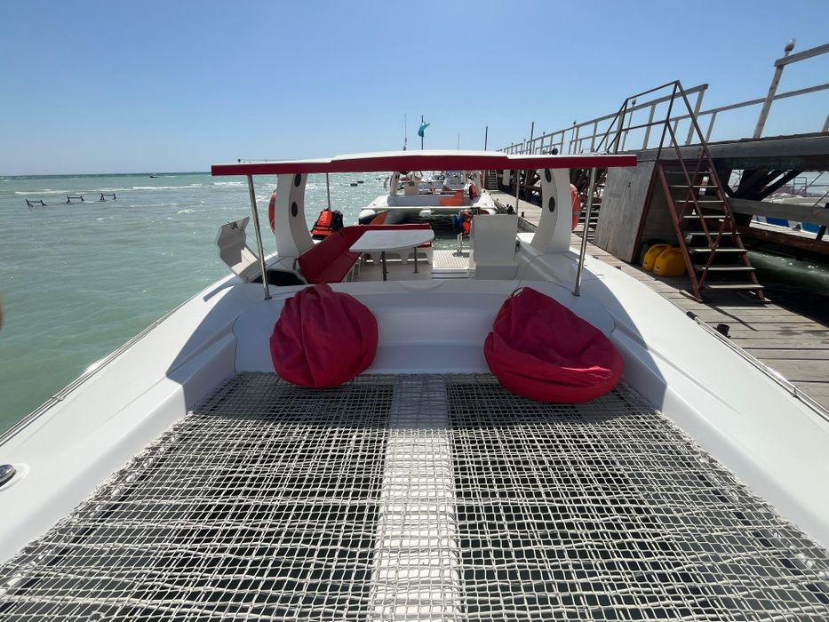 Прогулочный катамаран.