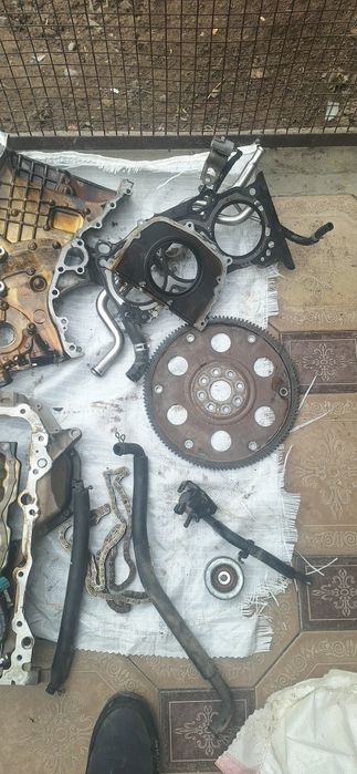 Мотор машины на разбор