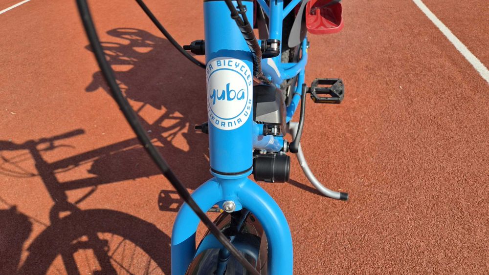 Bicicletă Cargo Electrică Yuba Kombi – Longtail, 2 Scaune Copii, Motor Central