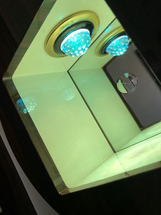 perete living cu display de sticlă,dulapuri laterale,spaţiu pentru TV