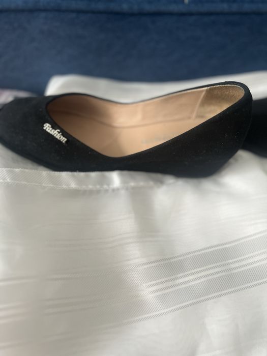 Продаются выходные брендовые туфли замшевые туфлиc