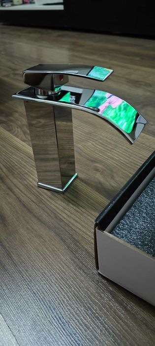 Италиански смесител за мивка стоящ.