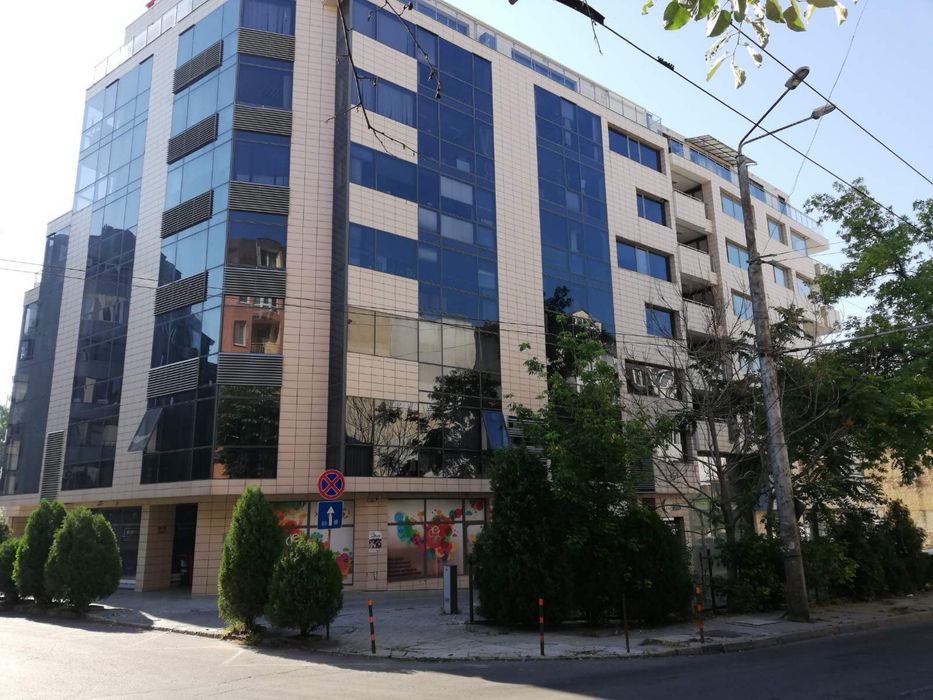 Продава се Тристаен апартамент в Варна, Зимно кино Тракия - 220 кв.м за 4546 €/кв.м - Снимка #1