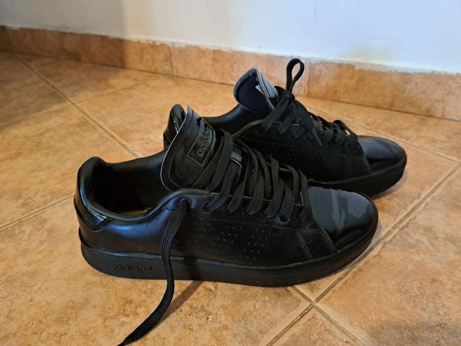 Сникърси Адидас .