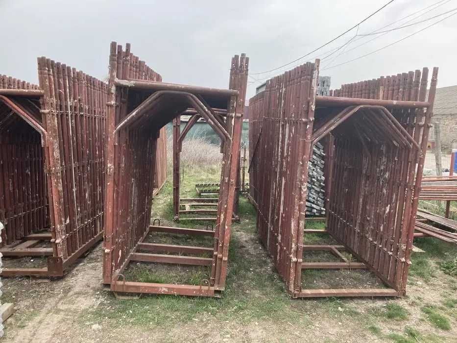 Schelă metalică de închiriat cu montaj autorizat la cerere