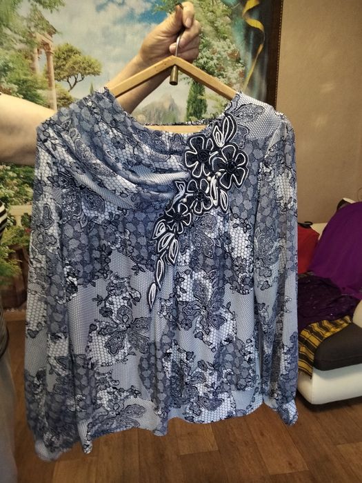 Блуза с вырезом и узором.