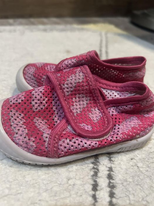 Три чифта пантофи 25 лв