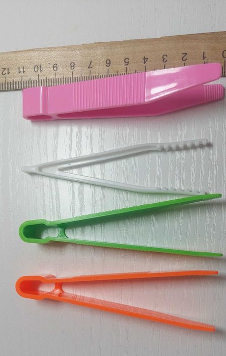 Пластмассовые пинцеты.