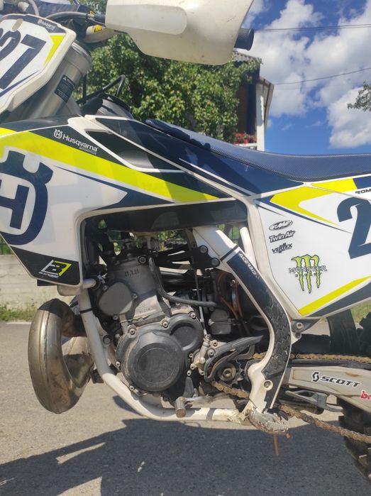 Vând Husqvarna 250
