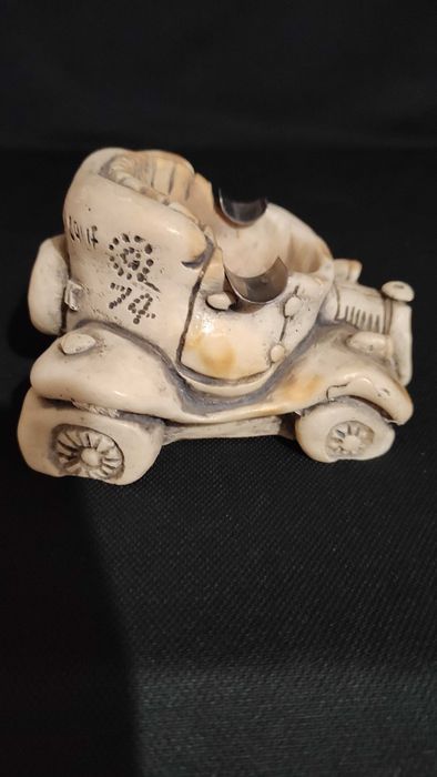 Масивен пепелник кола от смола