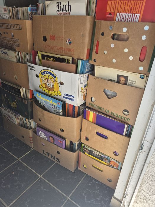 Vând 100lp colecție de viniluri muzică clasică, Colecțile sunt în stare buna, perfectă pentru pasionații de muzică clasică.