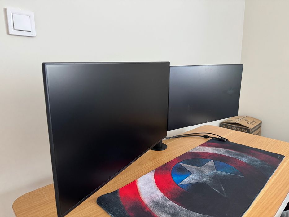 2 монитора Dell (24i инча) и AOC (27инча) + стойка Hama