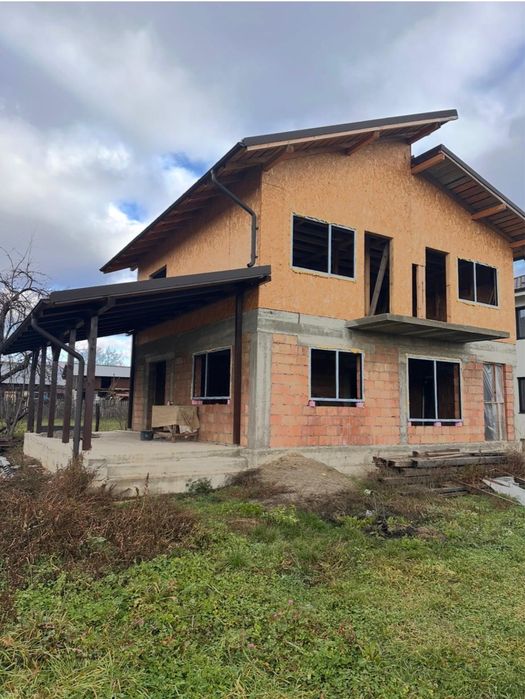 Casa de vanzare la rosu